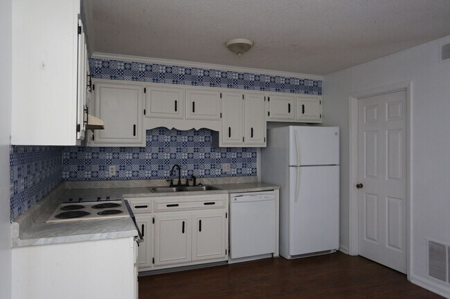Foto del edificio - Spacious Townhome Available Today!