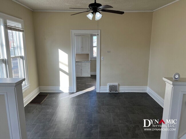 Building Photo - Remodeled 3 Bed / 1 Bath Remodeled Queen Anne Duplex – Downtown Sioux Falls