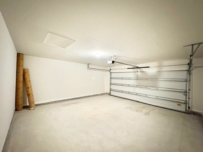 Foto del edificio - 462 Whispering Creek Ave