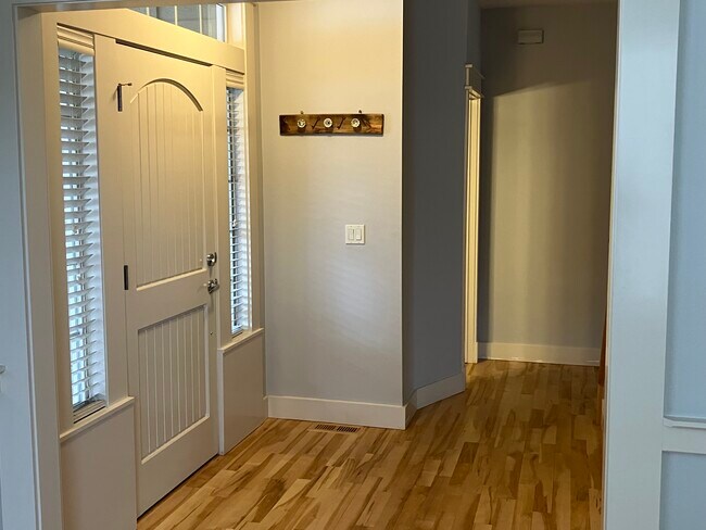 Foto del edificio - 1074 N Caledonia Pl