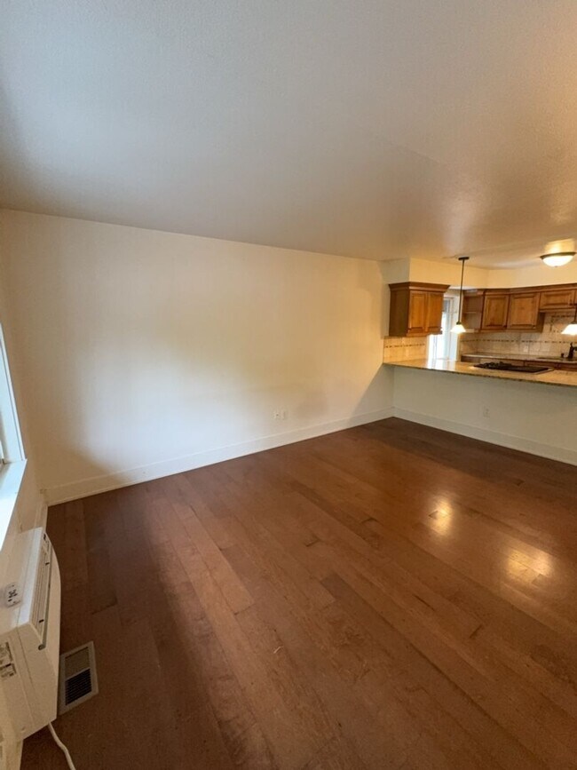 Building Photo - Location! Location! 2bd 1 ba Condo mere bl...