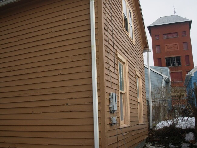 cottage exterior before remodel - 324 Riverside Ave