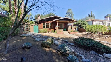 Building Photo - 1915 Las Lunas St