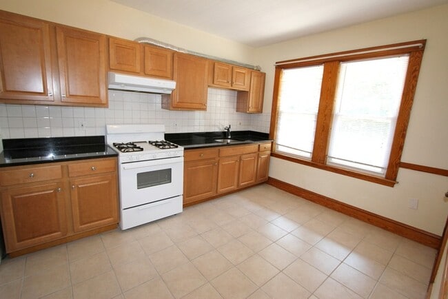 Building Photo - 475 Ashmont St