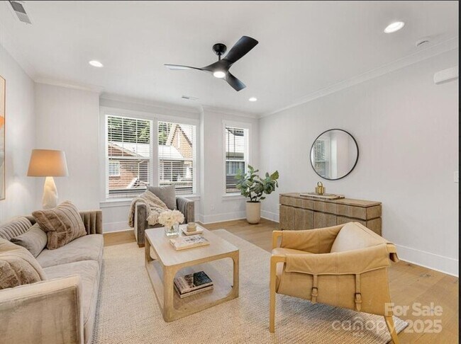 Foto del edificio - Beautiful and spacious 4-bedroom, 5-bath h...