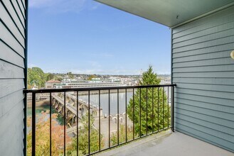 Building Photo - 3200 W Commodore Way