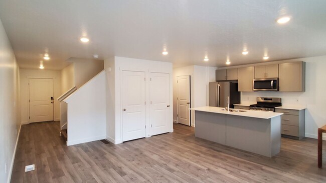 Building Photo - Like New 4 Bd 2.5 Ba Townhome