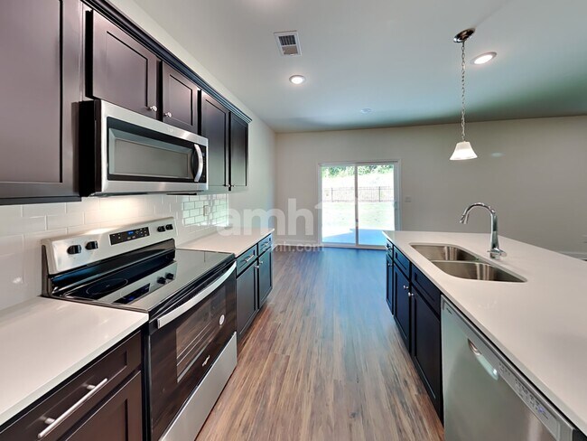 Building Photo - 140 Willow Ln