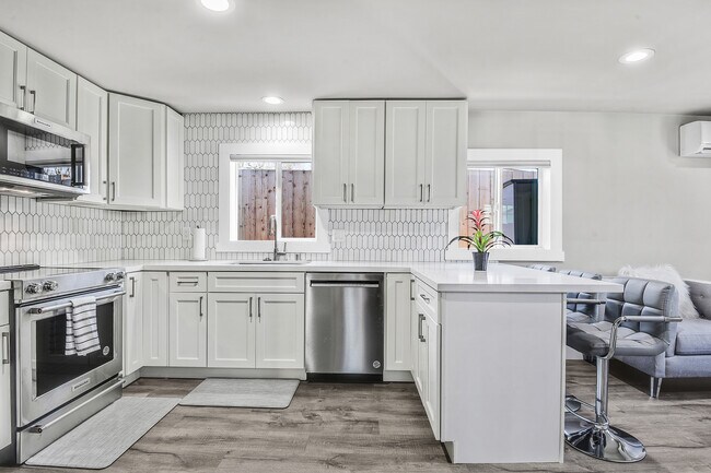 Building Photo - 2103 Hillside Ave
