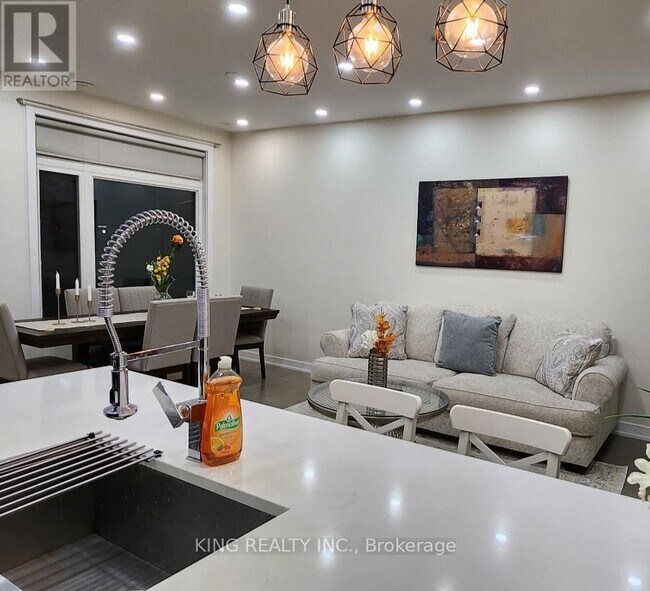 Photo du bâtiment - 4010-4010 Parkside Village Dr