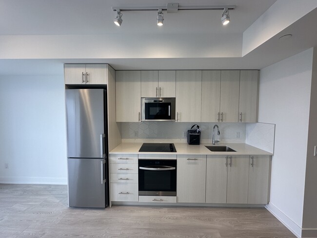 Building Photo - Bright & Functional 1+Den with Underground...