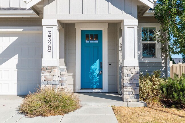 Building Photo - Quiet Centrally located 3 bed 2.5 bathroom