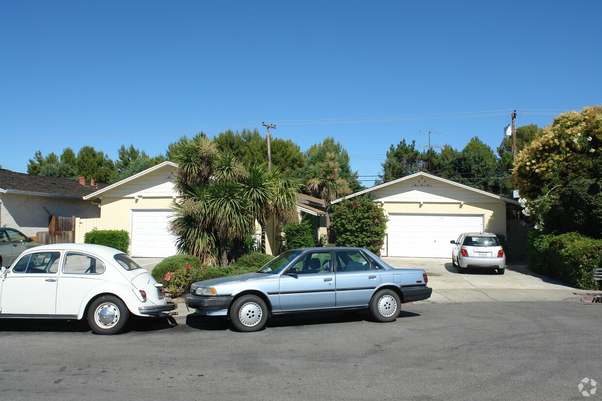Building Photo - 2488 Karen Dr