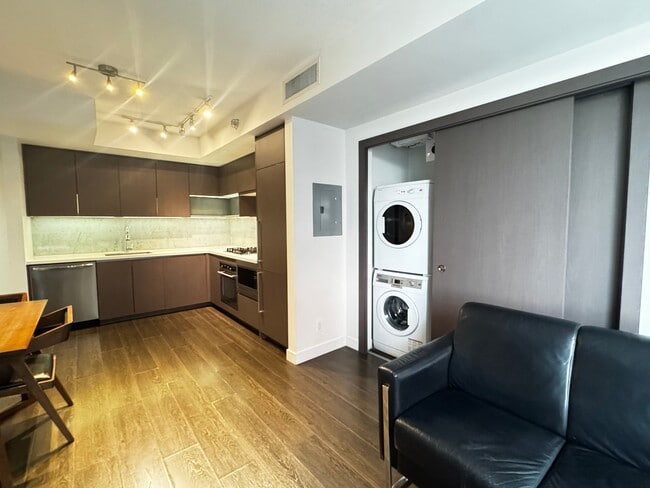 Building Photo - 38 Smithe St