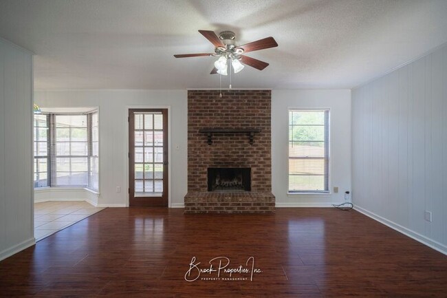 Foto del edificio - 7811 Woodpointe Dr