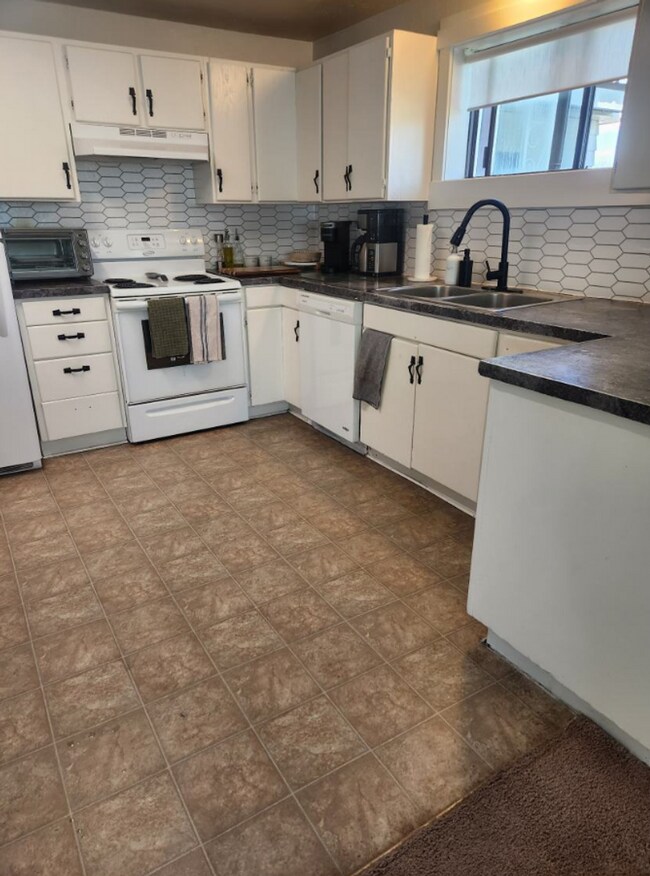 Building Photo - L7ER