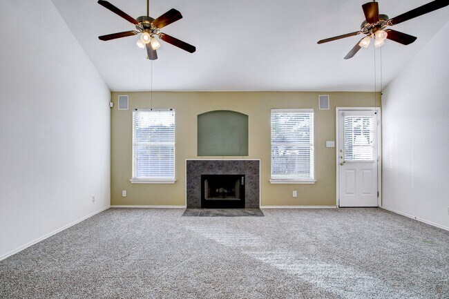 Foto del edificio - ***APPLICATION CURRENTLY UNDER REVIEW***Spacious Two-Story Home with Modern Comforts and Prime Lo...