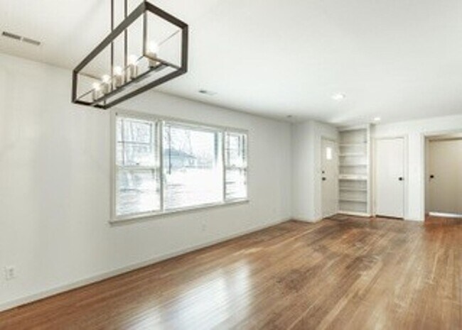 Building Photo - Modern 3 Bed/1 Bath Home!