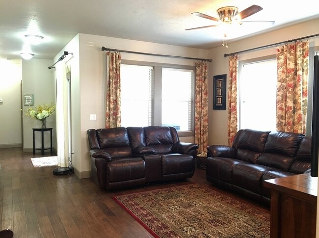Building Photo - Beautiful 3 bed 2.5 bath in East Boise jus...
