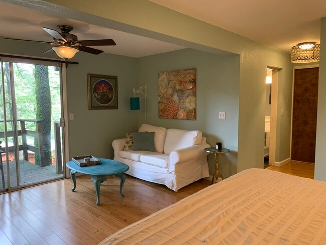 Foto del edificio - 2600 N Fitch Mountain Rd