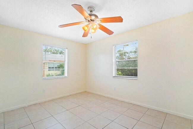 Building Photo - 4883 Gulfstream Rd