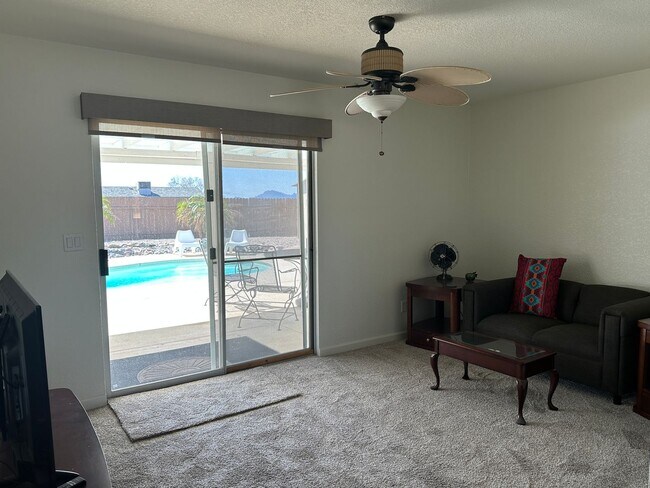 Foto del edificio - PENDING Furnished/or Un-Furnished - Pool h...