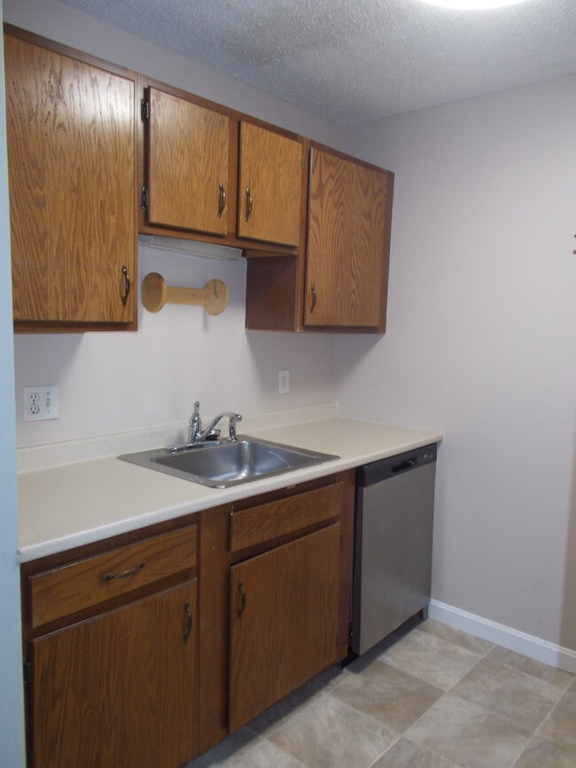 Building Photo - 3 Oak Hill Ln