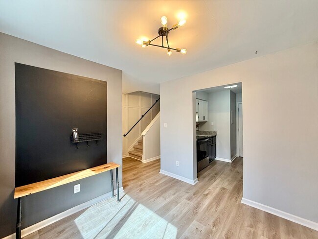 Foto del edificio - Charming 2BD, 2BA Raleigh Townhome in Prime Location Near I-440, NC State University, Fairgrounds...