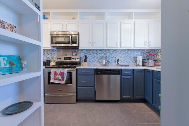 Foto del edificio - 3000 Golden Rd