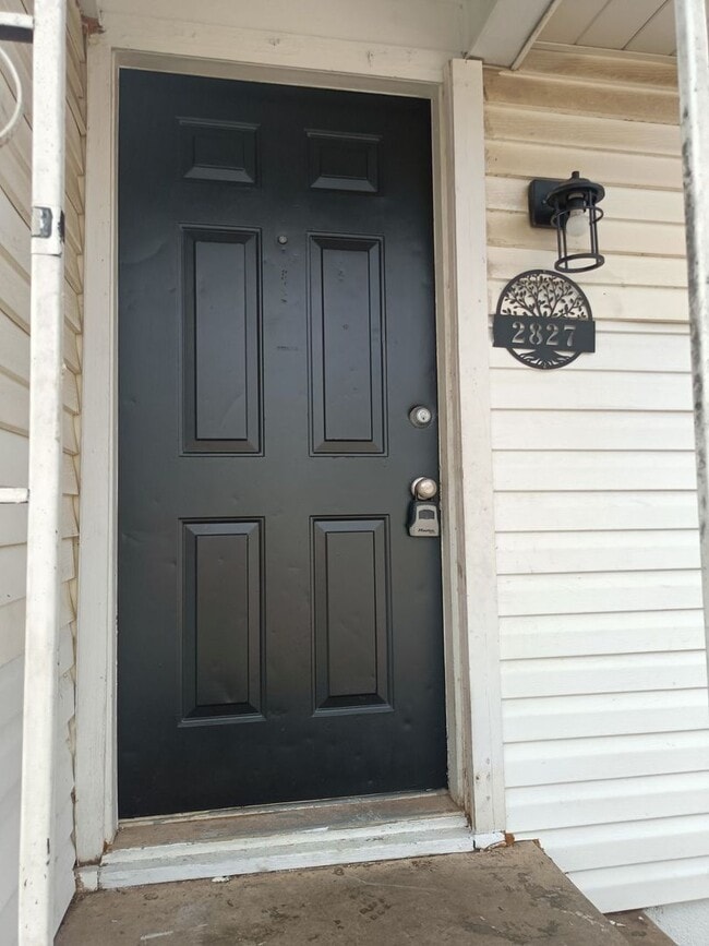 Cute 1 bed spacious unit. Comes with a stove, fridge, wall heater, and window A/C unit - Cute 1 bed spacious unit. Comes with a stove, fridge, wall heater, and window A/C unit House