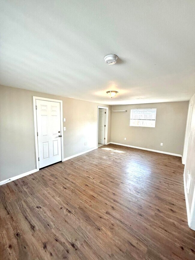 Foto del edificio - Charming 2-Bed, 1-Bath White Center Home