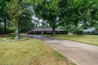 Building Photo - 585 W Crossville Rd