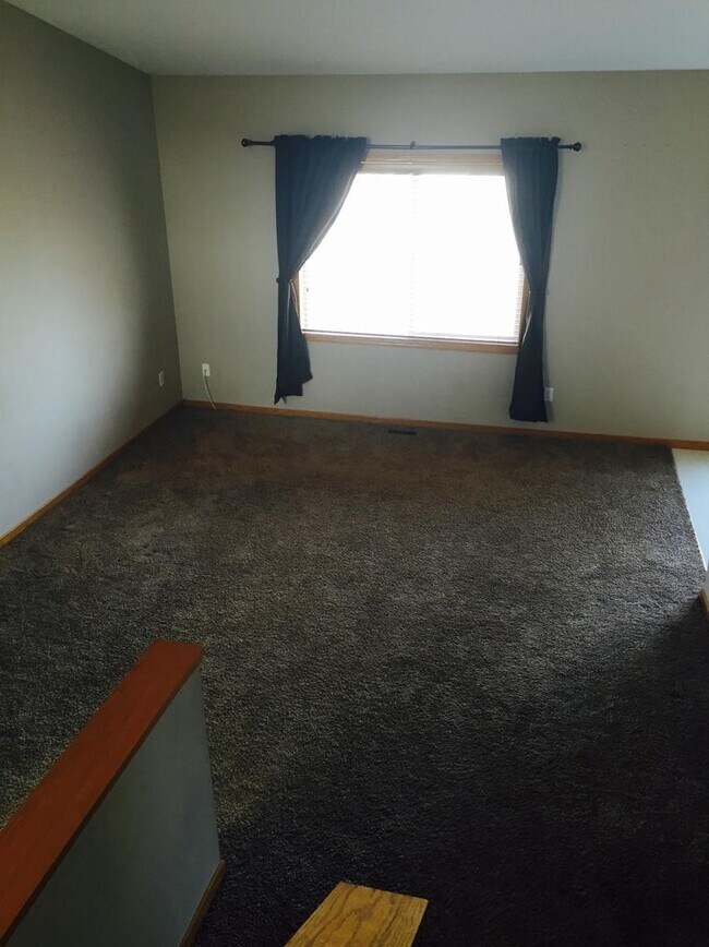 Foto del edificio - Very Spacious Townhome *3Bed*2Bath *Walkout *Open Floorplan*Available April 1st