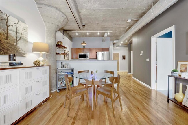 Building Photo - 1070 W 15th St