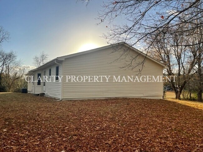 Building Photo - Private 3 bedroom house in Birchwood