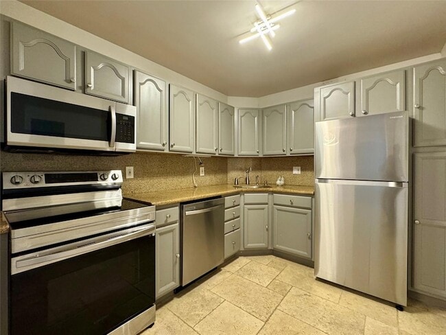 Building Photo - 124 NE 19th Ct