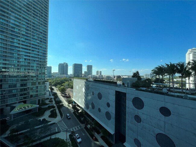Foto del edificio - 650 NE 32nd St