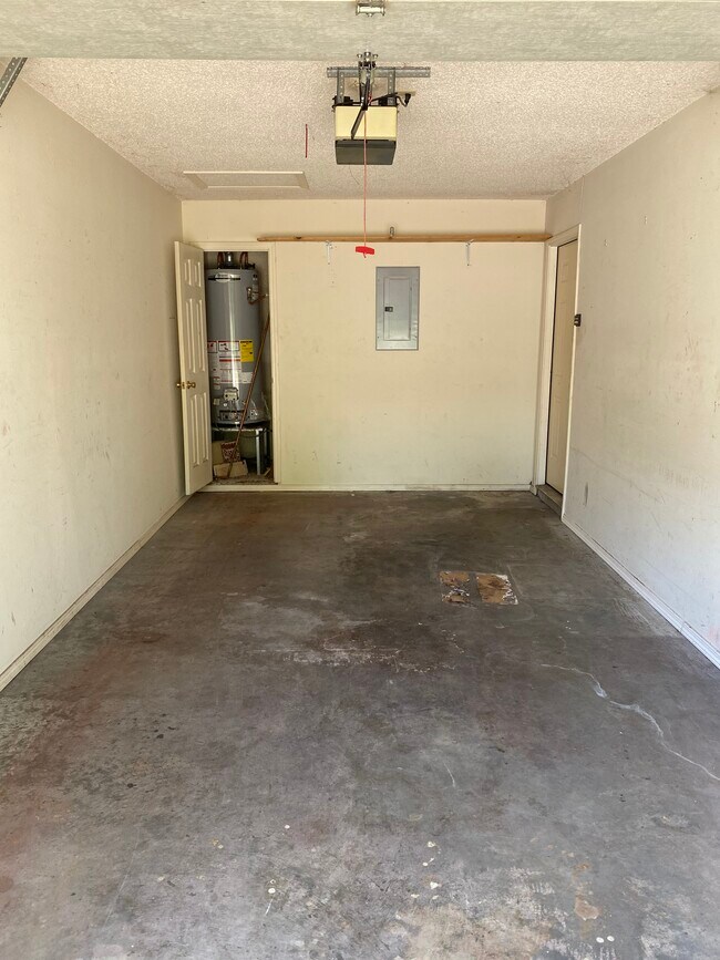 Building Photo - 403 Valley Dr