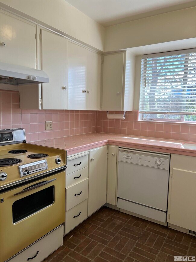 Foto del edificio - 2750 Lakeside Dr