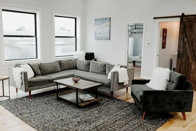 Foto del edificio - Luxurious Condo near Lucas Oil Stadium