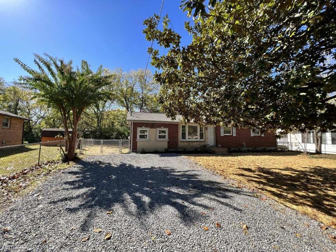 Primary Photo - 4 br, 2 bath House - 3028 Creekwood Dr