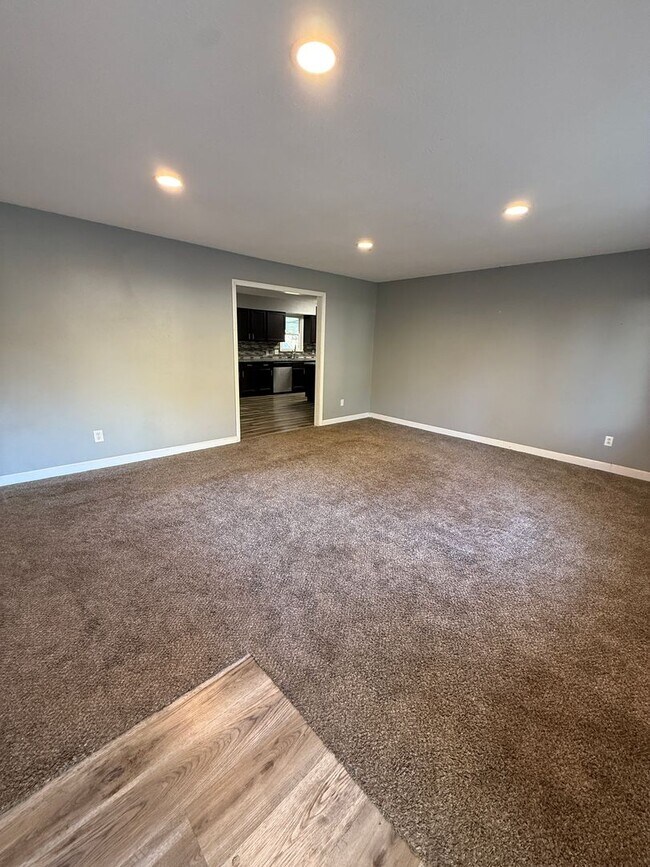 Foto del edificio - 4 bedroom/2 bath house