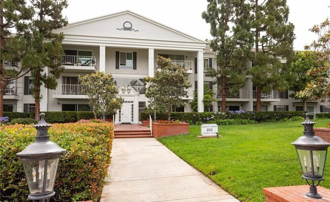 Building Photo - "Chic Newport Beach Retreat: 1-Bed, 1.5-Ba...