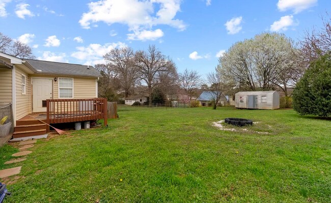 Building Photo - 121 Sulphur Springs Dr