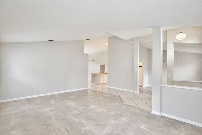 Foto del edificio - Stunning 3/2 Home with a Spacious 2 Car Garage in the sought-after Royal Manor Estates - Orlando!