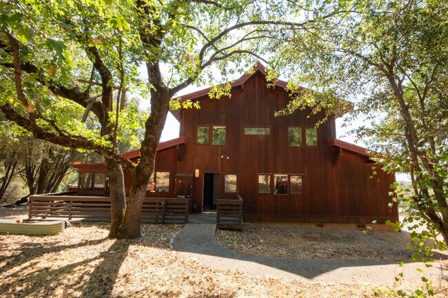 Foto del edificio - Charming Lindal Cedar Home on 10 Acres
