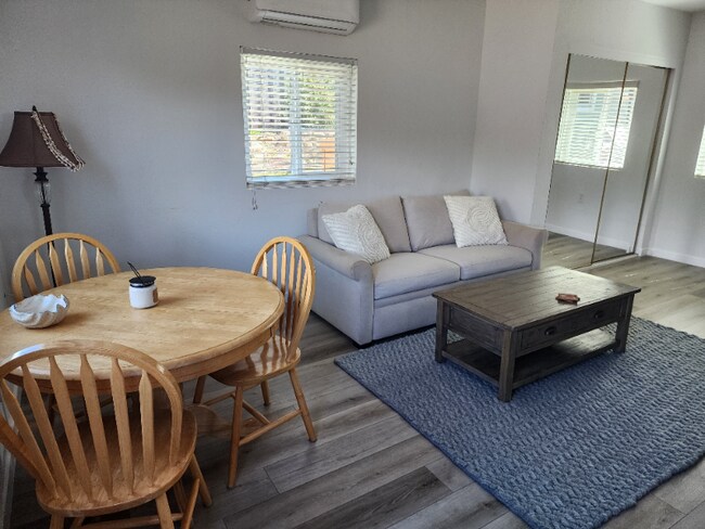 Foto del edificio - 1112 N Ontare Rd