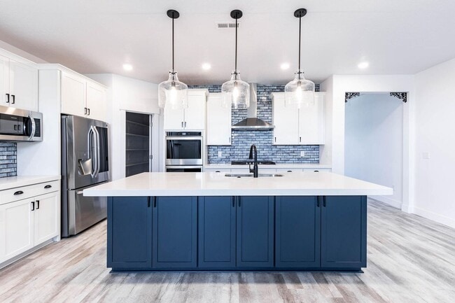 Building Photo - Stunning Modern Home in Charming Midway – ...