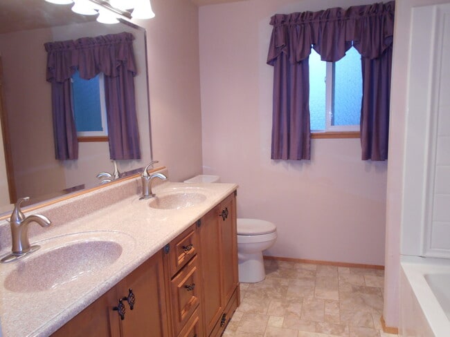 Building Photo - 4 Bedroom, 2 bathrom Split-Level Home In Quiet Ferndale Naighborhood