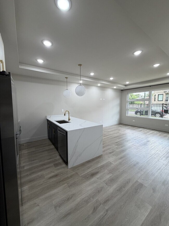 Foto del edificio - 6603 S Langley Ave